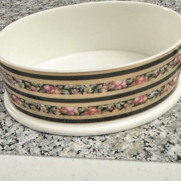 Wedgwood Clio 1992 Bone China Oval Trinket Box w/ Lid Floral Accent‎ Vintage - Picture 4 of 9